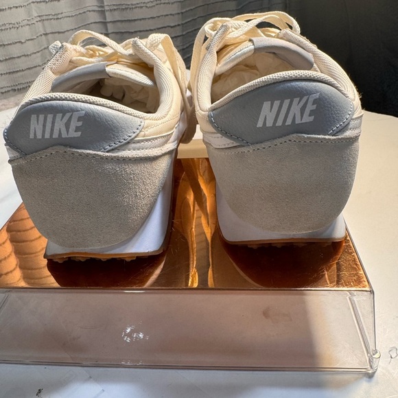 Nike Women's Athletic Shoes in Cream and Gray CK2351-101 - Picture 4 of 11